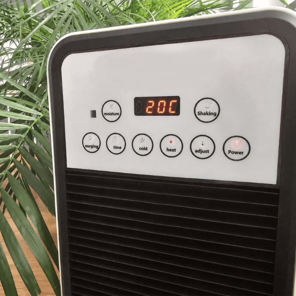 Painel de controlo do aparelho com botões e visor digital a mostrar 20 °C